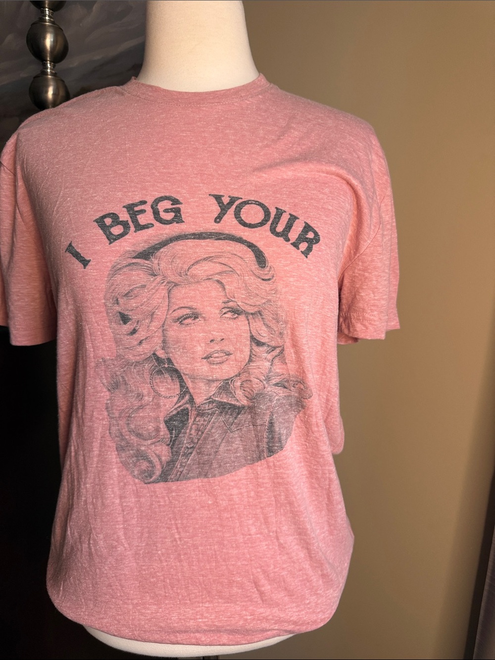 Dolly Parton Tee in pink women’s size medium